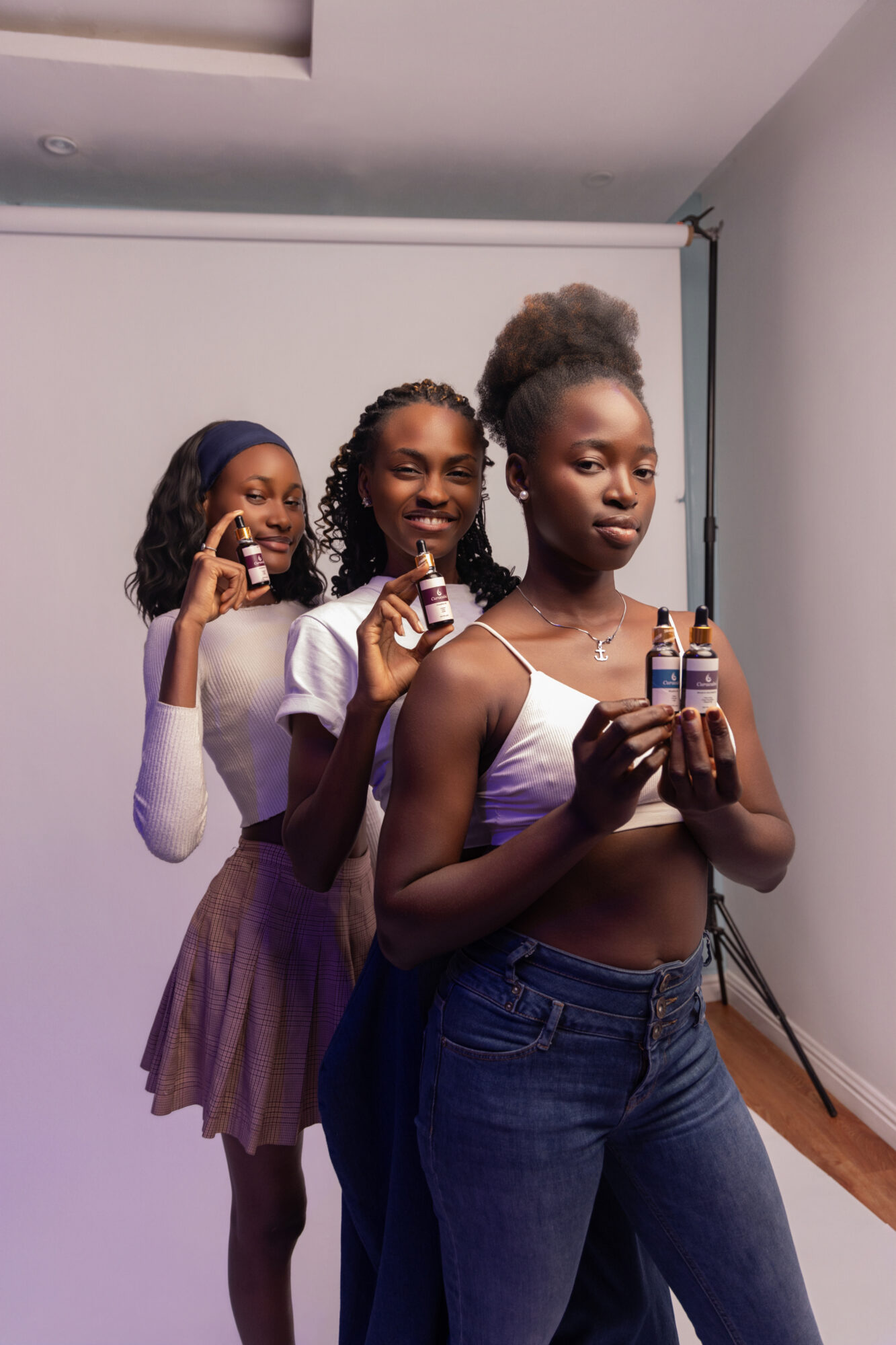 possible to cut off the first girl and make the other 2 ladies landscape